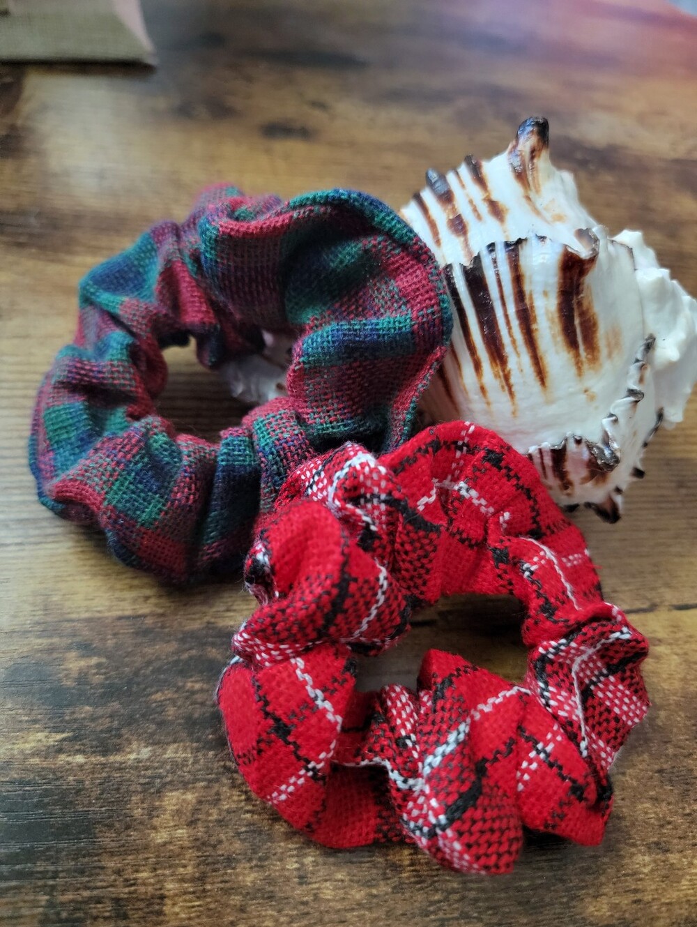 2pcs Plaid Fabric Scrunchies - Red and Green